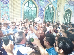 تجمع اعتراض آمیز سهامداران پدیده در شاندیز در مقابل ساختمان اداری پدیده ( امروز ٩ مهرماه)/تصویر