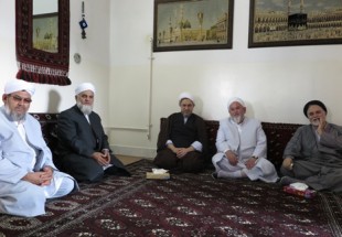 حضور آیت الله اراکی در منزل فرماندار فقیده بندر ترکمن از جانباختگان حادثه منا