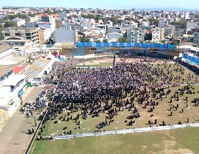 تصاویر و دانلود فیلم هوایی از حضور استقبالکنندگان رئیس جمهور در ساری!!؟؟