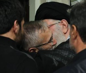 حاج منصور در آغوش رهبری/عکس