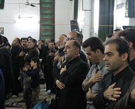 یحیی خاکی فرماندار گرگان در مراسم سینه زنی روستای گزغربی شهرستان بندرگز.+عکس