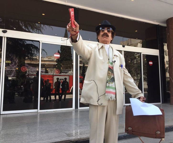 عکس/نامزد انتخابات با ظاهر عجیب و وعده‌ ۱۰۰ روزه