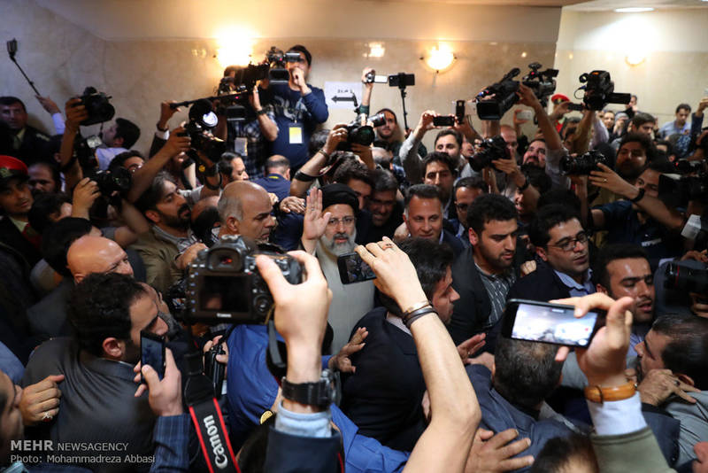 عکس/ حجت الاسلام رئیسی در محاصره خبرنگاران