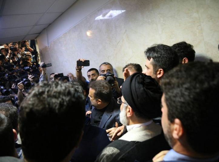 عکس/ لحظه روبرو شدن حجت‌الاسلامسید ابراهیم رئیسی با خبرنگاران