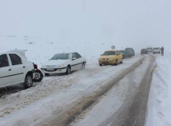 برف و بوران راهها را مسدود کرد. /برخی مدارس کوهستانی گلستان تعطیل شد