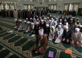 آیا شیعه و سنی در کنفرانس وحدت جداگانه نماز خواندند؟! + عکس