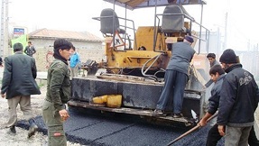 اجرای آسفالت کوچه شهید کلانتری و برکعلی7 توسط کارگران زحمت کش شهرداری