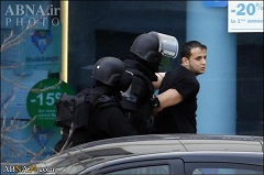 فرد مسلحی که امروز دو شهروند فرانسوی را در یک مرکز پست به گروگان گرفته بود بدون درگیری خود را تسلیم نیروهای پلیس کرد.