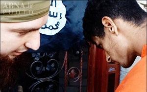 ذبح یک سرباز شیعه عراقی توسط داعش + عکس (20+) 