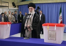 رهبرمعظم انقلاب در اولین دقایق آغاز رأی گیری: دشمنانی داریم که چشم طمع دوختهاند/ انتخاب ما باید دشمن را مایوس کند/ مردم برای استقلال و عزت کشور در انتخابات شرکت کنند