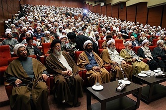 امروز بزرگترین میدان مبارزه با دشمن مهار رکود، گرانى، رفع بیکارى و مقابله با آسیب اجتماعى است