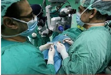 هاشمی در سفرش به جنوب لبنان چشم کودک ۳ ساله را عمل کرد