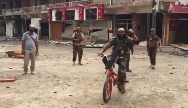 ابو عزرائیل با دوچرخه سراغ داعش رفت! +عکس  